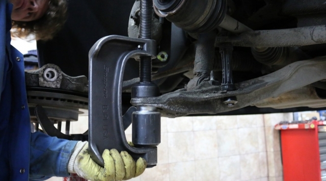 Замена шаровой опоры